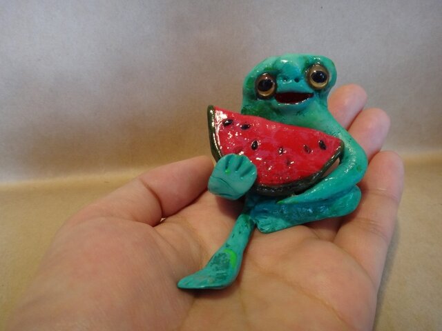 カエルフィギュア スイカ | iichi 日々の暮らしを心地よくする