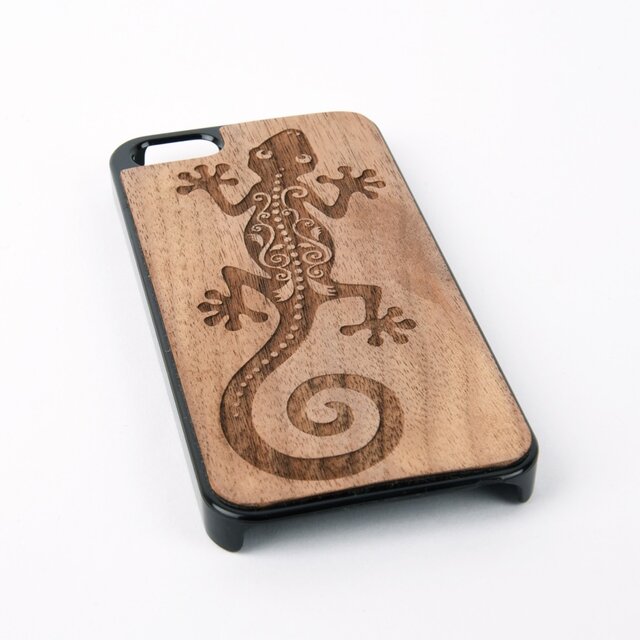 木彫りのスマホカバー ヤモリ(iPhone SE 専用)Walnut Smart Phone Coverの画像1枚目