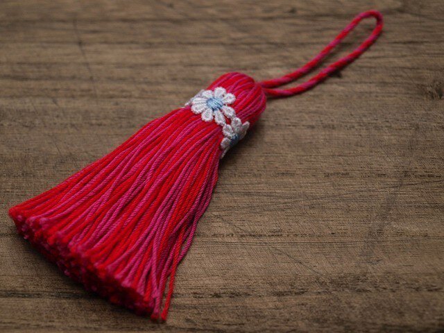 【完売】❁お花タッセル❁ 【マーガレット】バッグチャーム オーナメント キーホルダー 混ぜ色 赤の画像1枚目