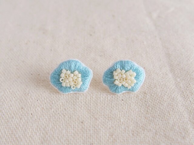 <受注制作>flower earring / lightblueの画像1枚目