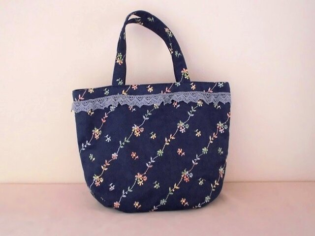 花柄刺繍のデニムバッグの画像1枚目