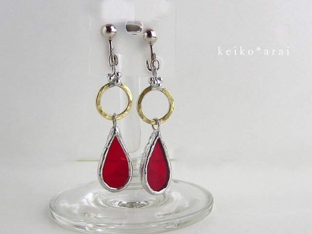 【sold】ステンドグラスのイヤリング-雫の輪(真紅)**の画像1枚目