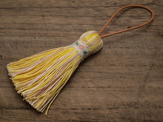 【完売】✤北欧タッセル✤ 【ベビーチロリアン】小花柄 バッグチャーム キーホルダー オーナメント イエローの画像1枚目