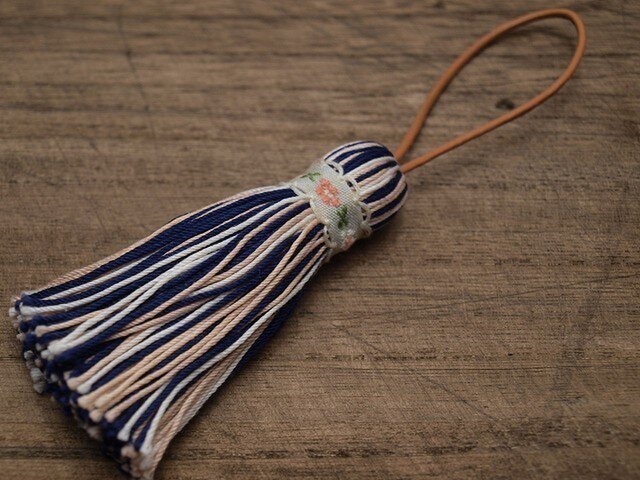 【完売】✤北欧タッセル✤ 【ベビーチロリアン】小花柄 バッグチャーム キーホルダー オーナメント ネイビーの画像1枚目