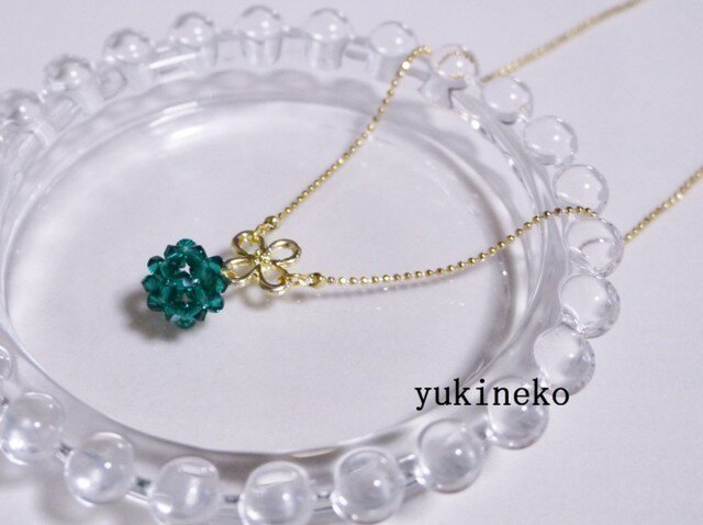 花とスワロボールのネックレス(エメラルド)の画像1枚目