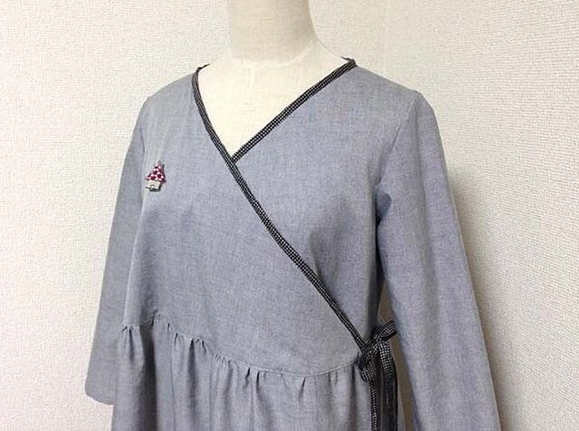 手刺繍ブローチ(家)付きカシュクールワンピースの画像1枚目