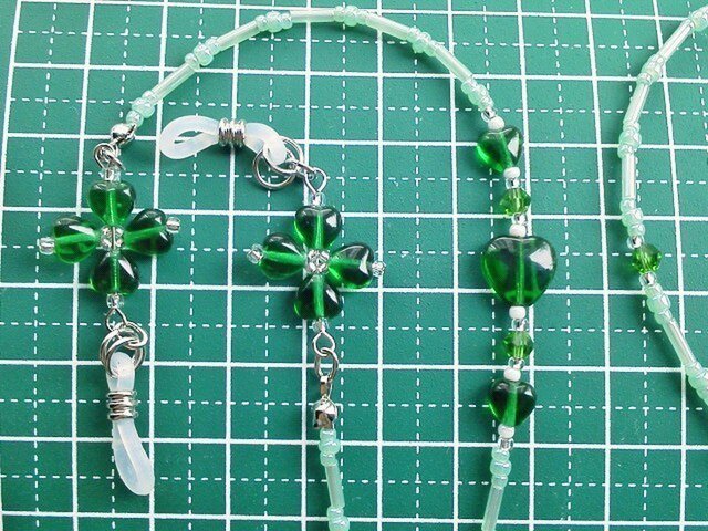 四つ葉のクローバーのメガネストラップ | iichi 日々の暮らしを