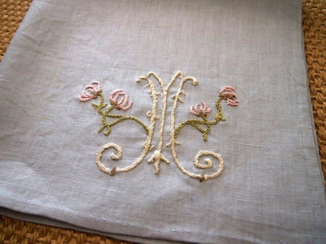 ベルギー製リネン イニシャル刺繍の大型ハンカチ | iichi 日々の