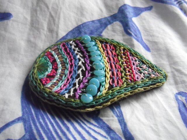 刺繍髪飾り(勾玉緑)の画像1枚目