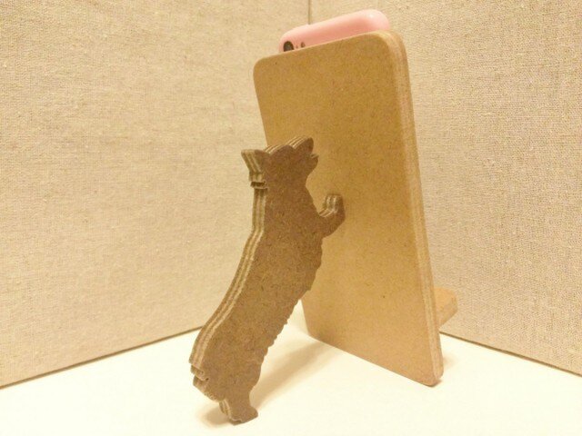 コーギーが支えるスマホスタンド ナチュラルの画像1枚目