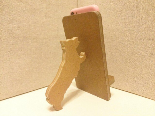 コーギーが支えるスマホスタンド 濃茶の画像1枚目