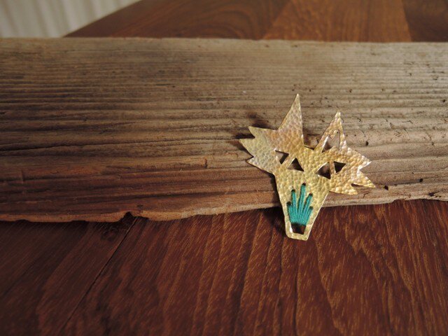 オオカミの刺繍のブローチ(青緑)の画像1枚目