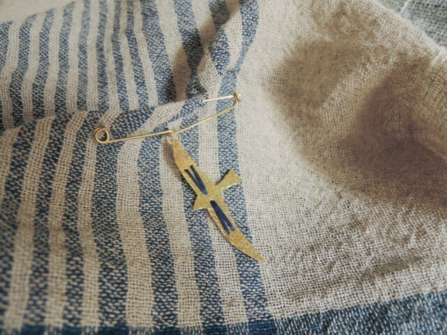 糸と鳥のショールピン(紺)の画像1枚目