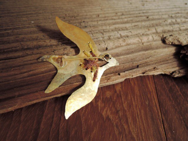 夜鷹の刺繍のブローチ（胡桃色） | iichi 日々の暮らしを心地よくする