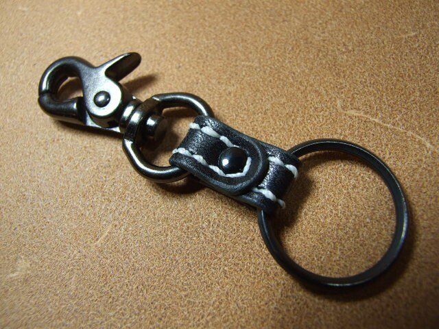 ナスカンのキーホルダー 黒x白ステッチの画像1枚目
