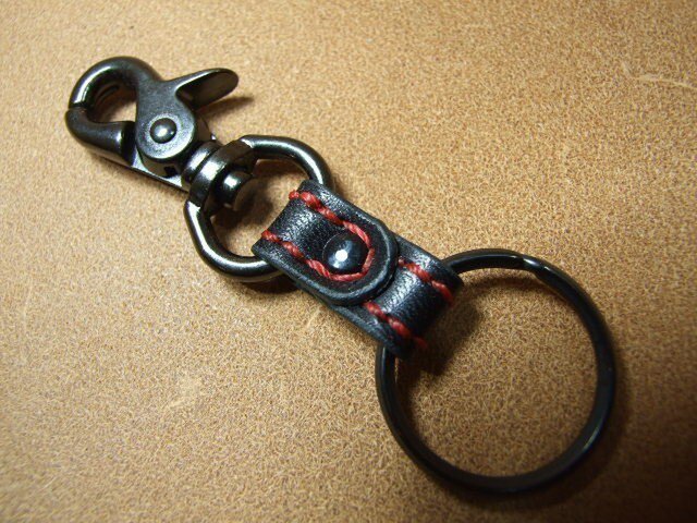 ナスカンのキーホルダー 黒x赤ステッチの画像1枚目