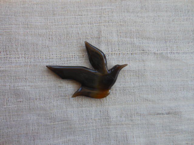 鳥ピンバッジ<茶>(水牛の角製)の画像1枚目