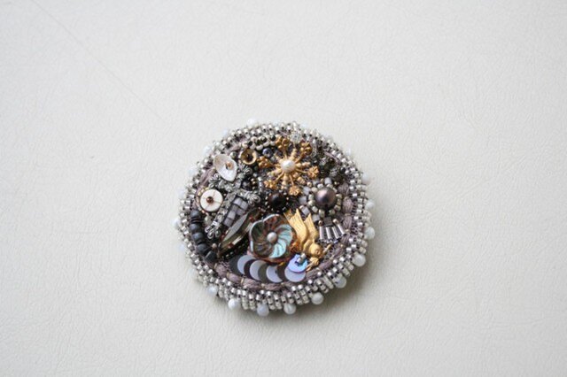小鳥が隠れたビーズ刺繍のブローチ | iichi 日々の暮らしを
