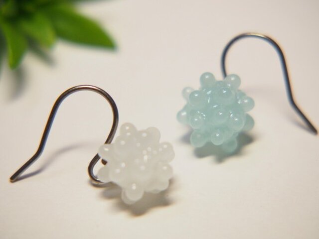 こんぺいとう1粒ピアス 白&ソーダ色の画像1枚目
