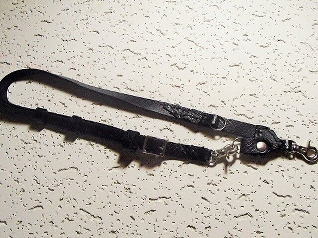 長さ調節可能ネックストラップ/エイ革アクセント付きの画像1枚目