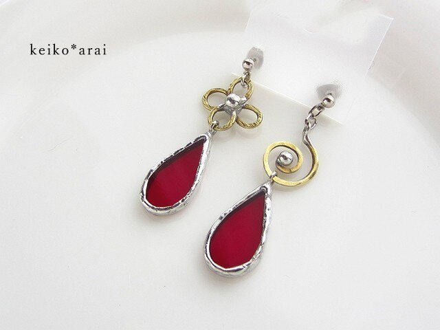 【sold】ステンドグラスのピアス- 花渦雫(真紅)..の画像1枚目