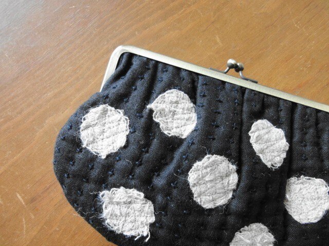 刺し子のドットがま口 < 黒地×黒ステッチ×麻色ドット > 2室の画像1枚目