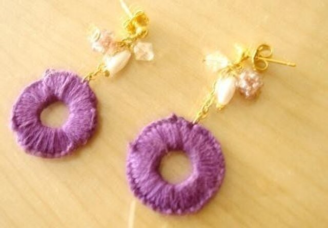 刺繍リングの揺れるピアスの画像1枚目