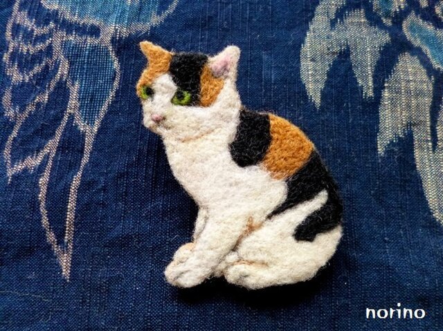■羊毛フェルト お座り三毛猫ブローチ■の画像1枚目