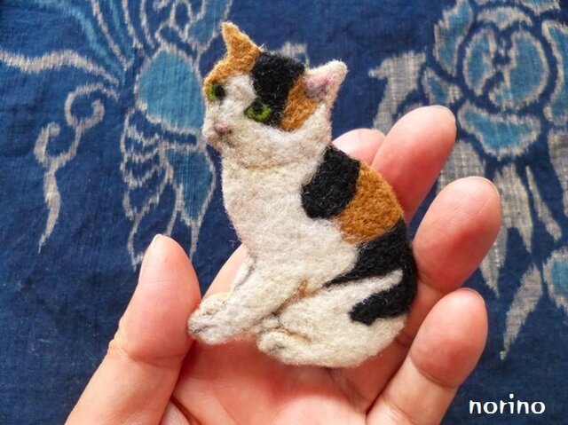 □羊毛フェルト お座り三毛猫ブローチ□ | iichi 日々の暮らしを