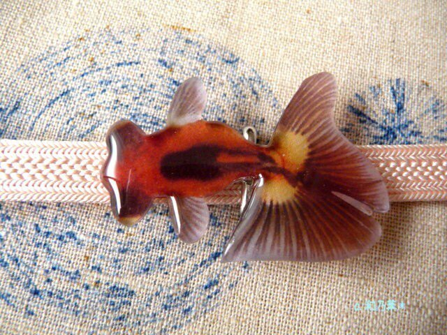 帯留)涼しげな朱橙×墨デメキン 金魚 | iichi 日々の暮らしを心地よく