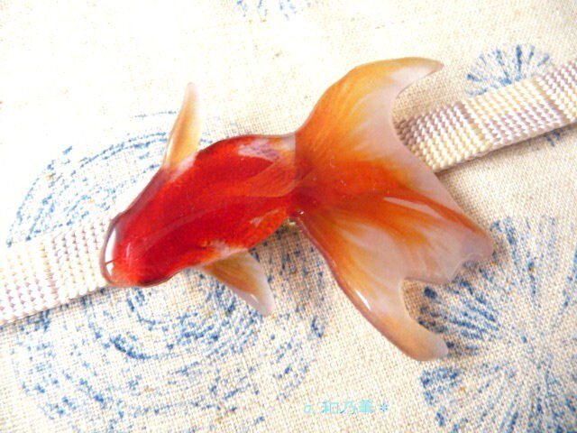 (帯留)涼しげな赤い金魚〈特大〉左向き の画像1枚目