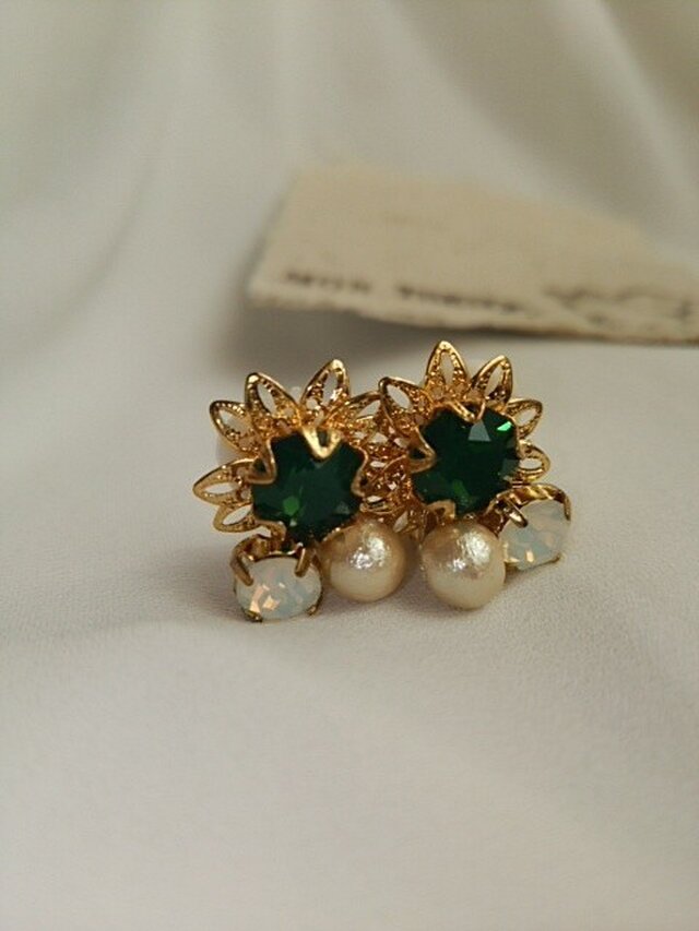 スモーキーなグリーンが秋色のイヤリング