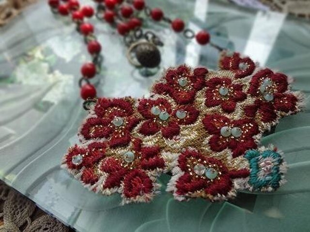 ビーズ刺繍の付け襟風ネックレスの画像1枚目