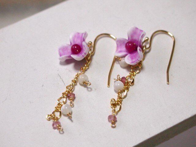 アクリルフラワーと天然石ピアス(イヤリングに変更可)の画像1枚目