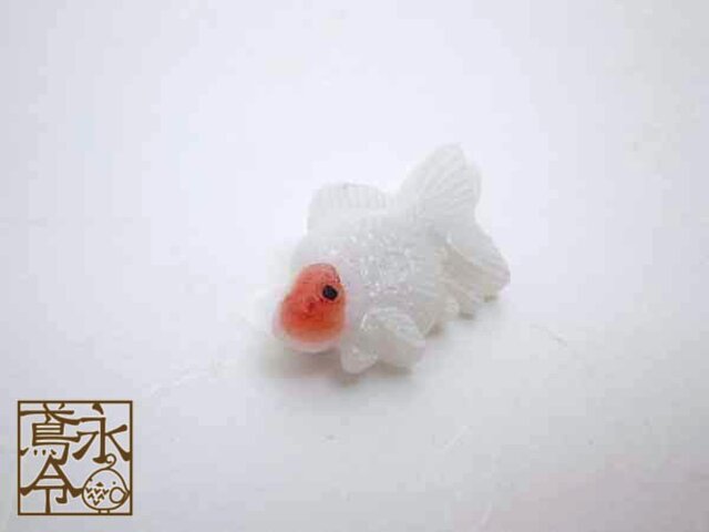 ブローチ 白色に薄赤色の小さい金魚 Iichi ハンドメイド クラフト作品 手仕事品の通販