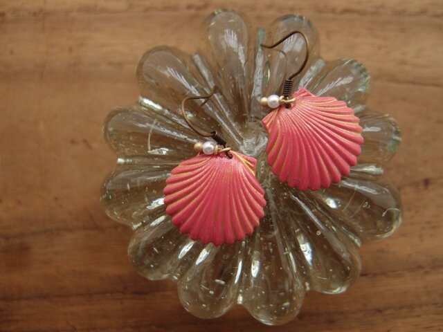 貝のピアス Watermelon Pink and Goldの画像1枚目