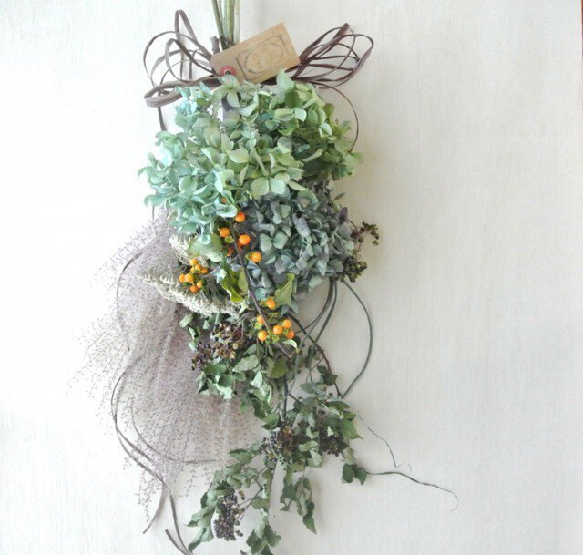 秋色紫陽花と山椒の実のswagの画像1枚目
