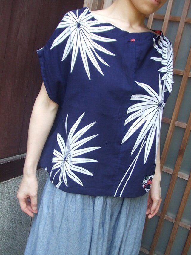 浴衣リメイクブラウス☆藍色地に白抜き八つ手の葉♪ボートネックで♪