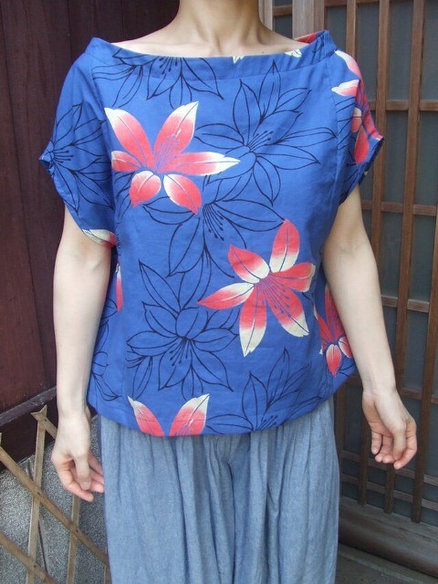 ゆかたリメイクブラウス☆きれいな青地に花柄☆ボートネックで♪