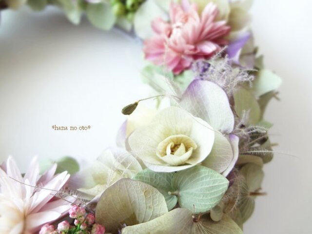 スモークツリー とかすみ草のフライングリース　オレガノ　ケントビューティー オレガノケントビューティとレースフラワーのリース | ドライ