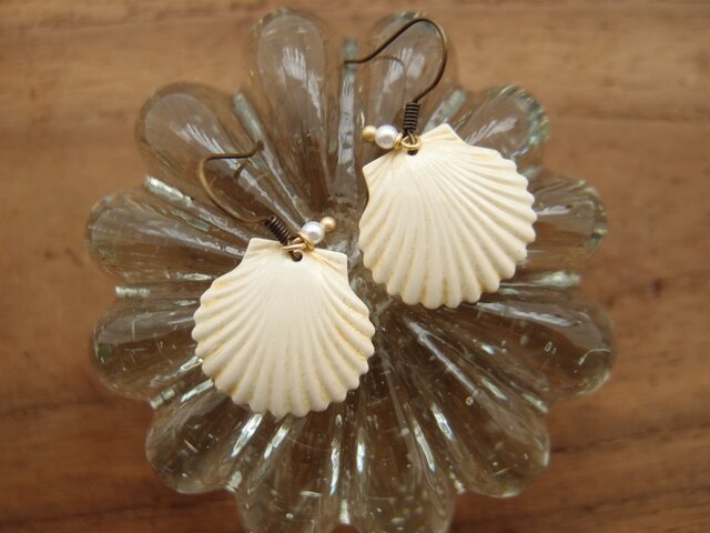 貝のピアス Vintage White and Goldの画像1枚目