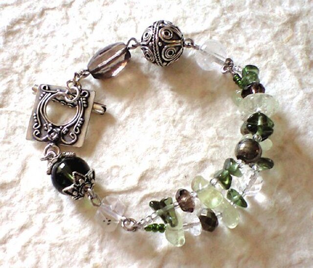 モルダバイト＆リビアン グラス・ブレスレット | iichi 日々の