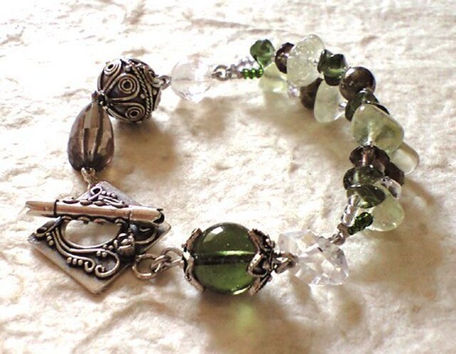 モルダバイト＆リビアン グラス・ブレスレット | iichi 日々の暮らしを