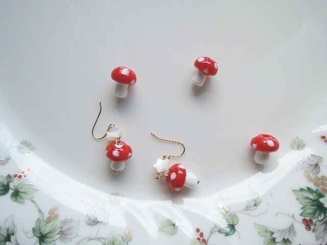 ☆再々販☆数量限定☆可愛いキノコ&お星さまのピアス☆(398)の画像1枚目