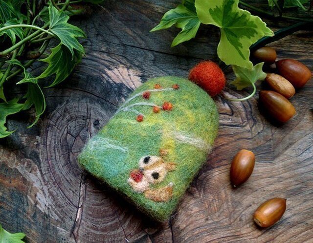 羊毛フェルト キーケース りすと木の実【受注制作】の画像1枚目