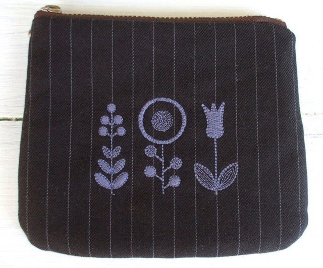 花刺繍のミニポーチ ピンストライプ 茶の画像1枚目