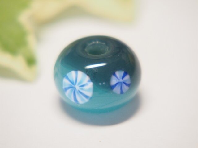 小花模様のとんぼ玉 青の画像1枚目