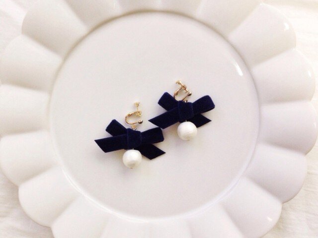 ♡再入荷♡リボンとコットンパールのイヤリングの画像1枚目