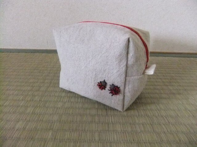 ころんと四角いポーチ(てんとう虫)の画像1枚目