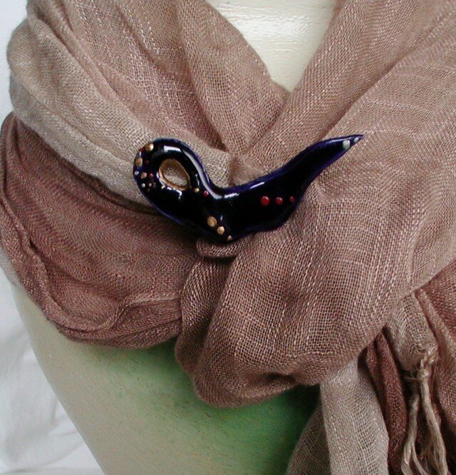 陶のブローチ（B-9)